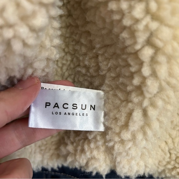 EUC Like New PacSun XS/S denim jacket with Sherpa lining and collar. Dark rinse. - Picture 10 of 14